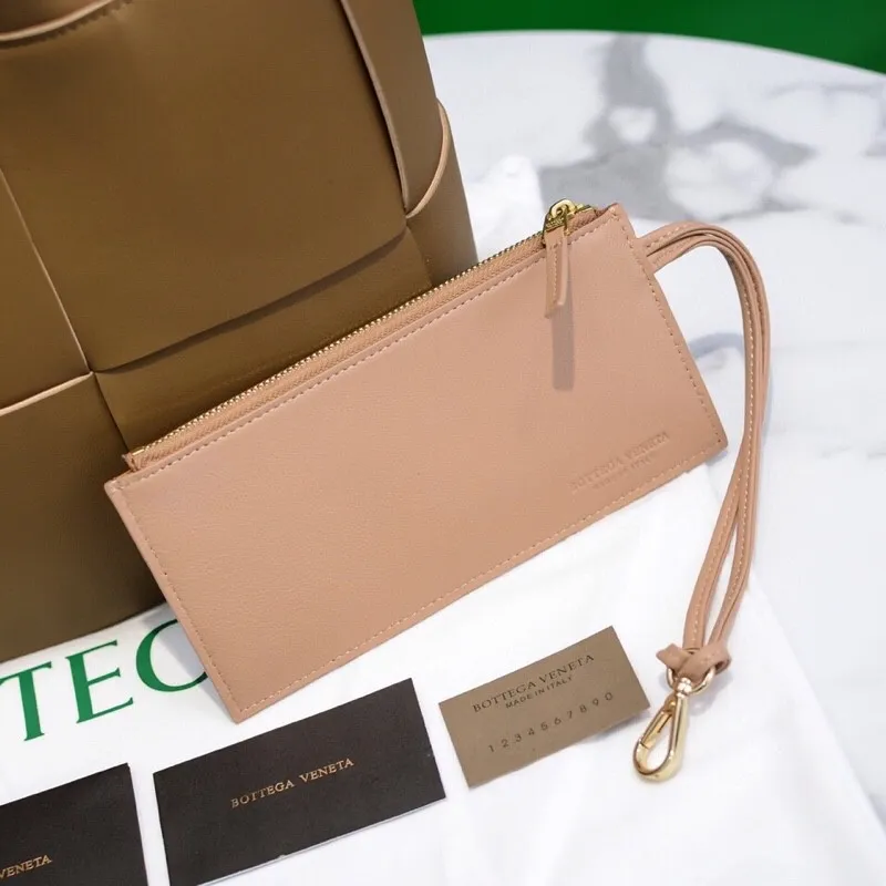 Batch 1860 BottegaVeneta# 🧷Early autumn calfskin SLIP tote handbag, the oversized woven design really makes it a huge gap from ordinary tote bags🔗🔗Different color combinations for the inner and outer layers ⛓Daniel Lee leads the brand gene to continue to evolve with fresh inspiration🧬🧬 Showing the balance between luxury and reality👉Sheepskin Size 36*24*12【9892#】